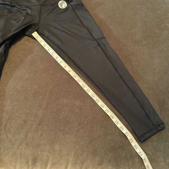 Women’s Buc-ee’s Black Leggings Yoga Pants Capri Cropped Size XS NWT - Picture 4 of 8